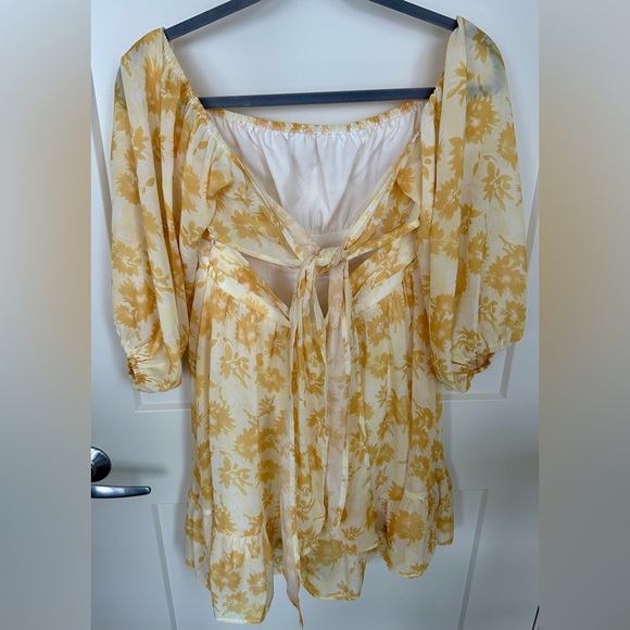 YELLOW AND WHITE OFF SHOULDER TIE BACK FLORAL SPRING MINI DRESS (medium) tags - Picture 14 of 16